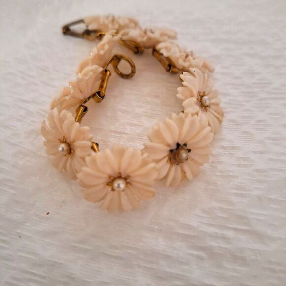 A Vintage Plastic Daisy Women's Bracelet Soft Plastic Decorative Cottage Core - Picture 6 of 9